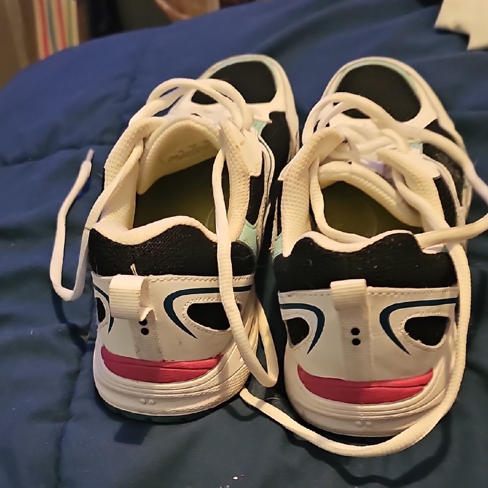 !!Women's Size 8.5 Black, White, and Teal Sneakers - Picture 3 of 4